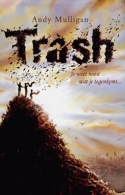 Cover van Trash: je weet nooit wat je tussen het afval vindt...
