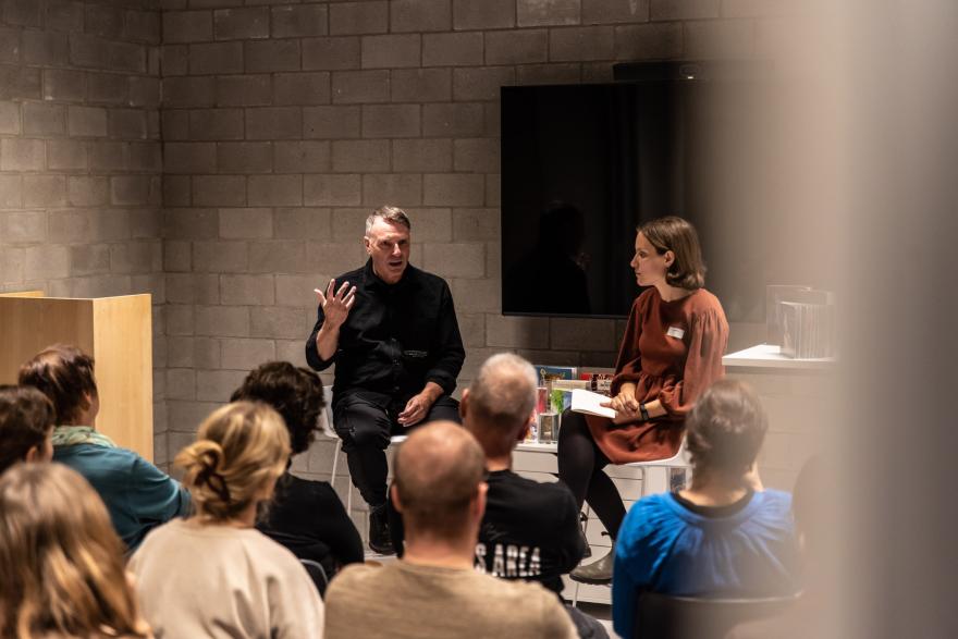 Edward van de Vendel in gesprek met de selectieteams
