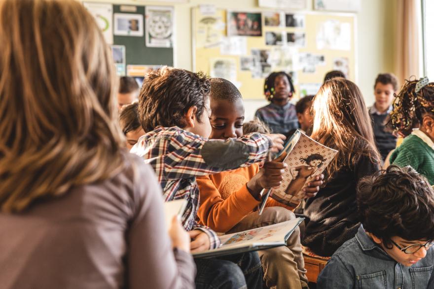 twee kinderen lezen samen