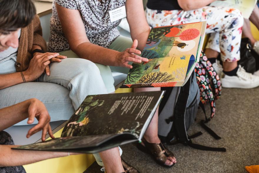 volwassen begeleiders bladeren in prentenboeken