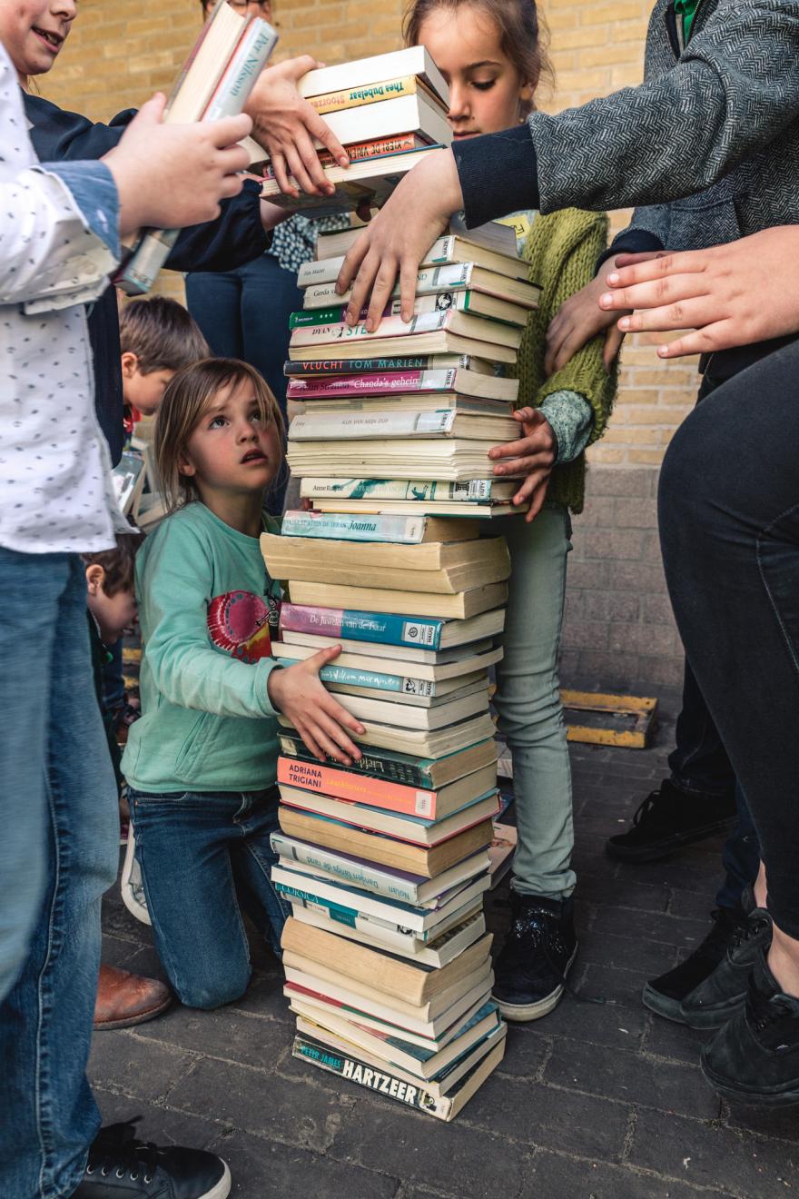 juryleden maken een boekentoren