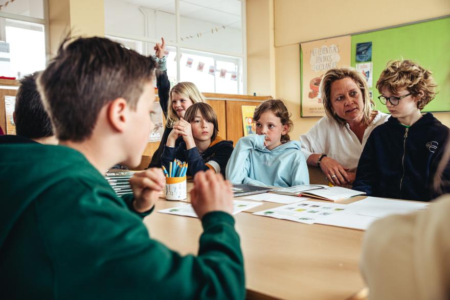 Een Leesjury-groep vergadert op school