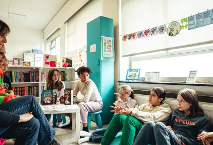 jongeren zitten bij elkaar om te praten over boeken op school