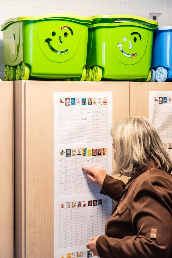 Bieke Verlinden bij de uitleenlijst van de Leesjury in Lubbeek