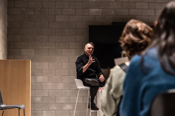 Edward van de Vendel in gesprek met de selectieteams