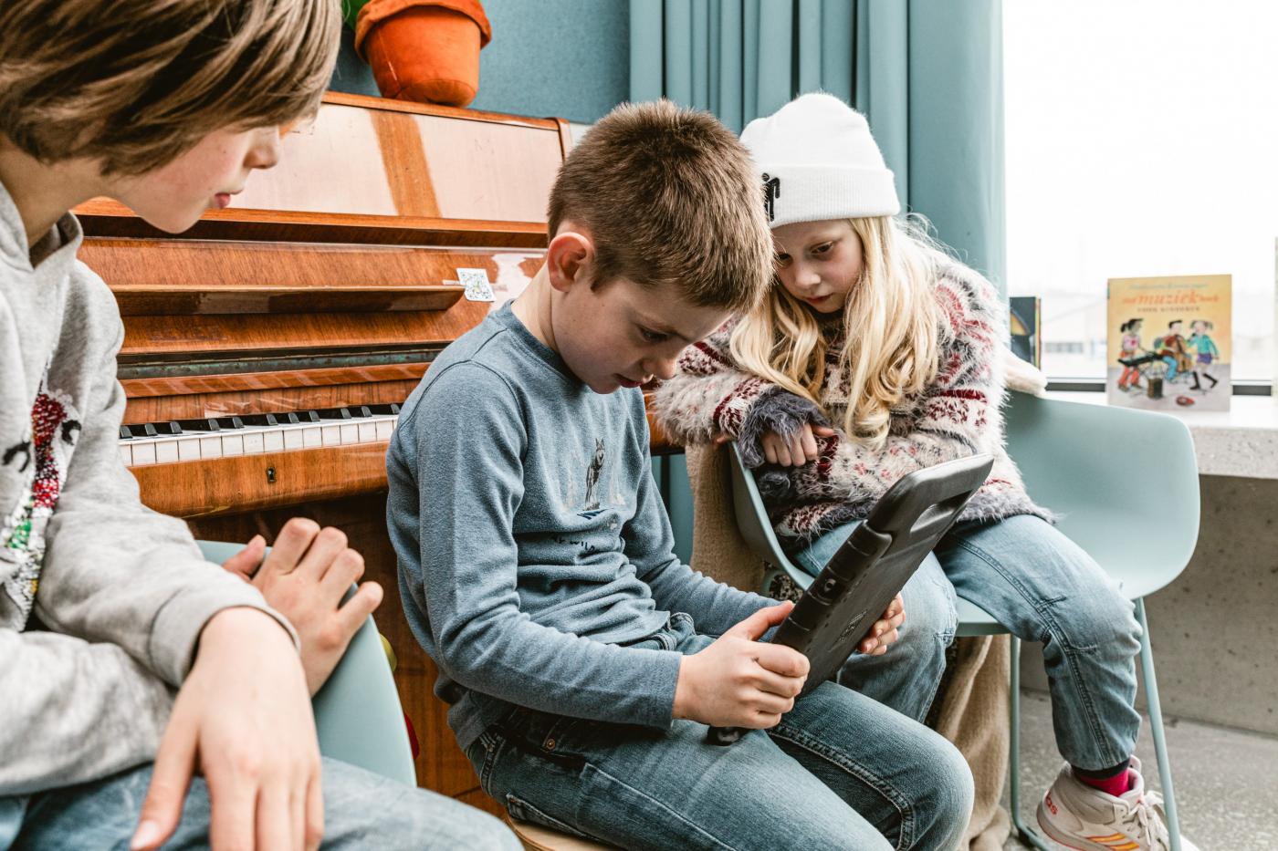 Jongeren kijken op tablet