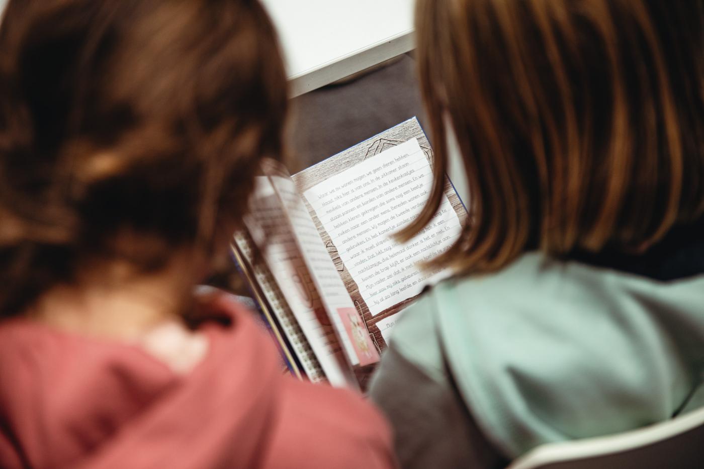 juryleden lezen een Leejury-boek