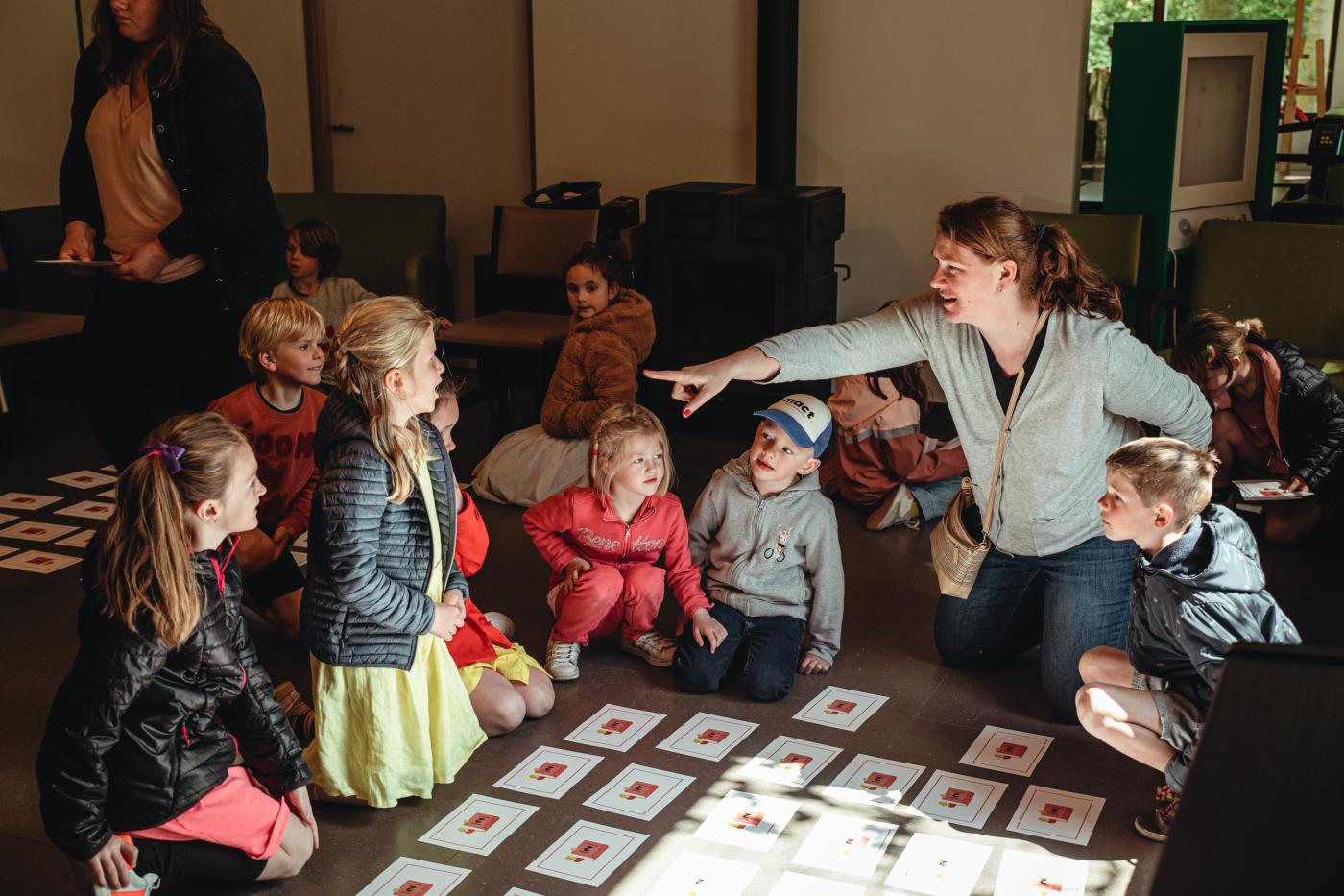 begeleider met leesgroep