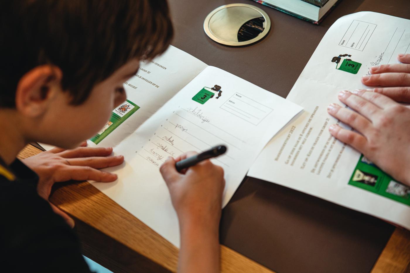 Kinderen vullen antwoordblad in