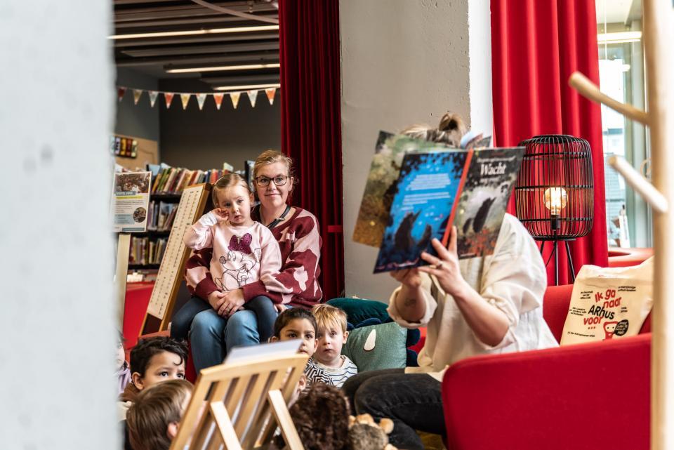 voorlezer aan kleine kinderen