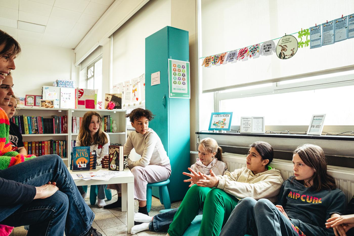 jongeren zitten bij elkaar om te praten over boeken op school