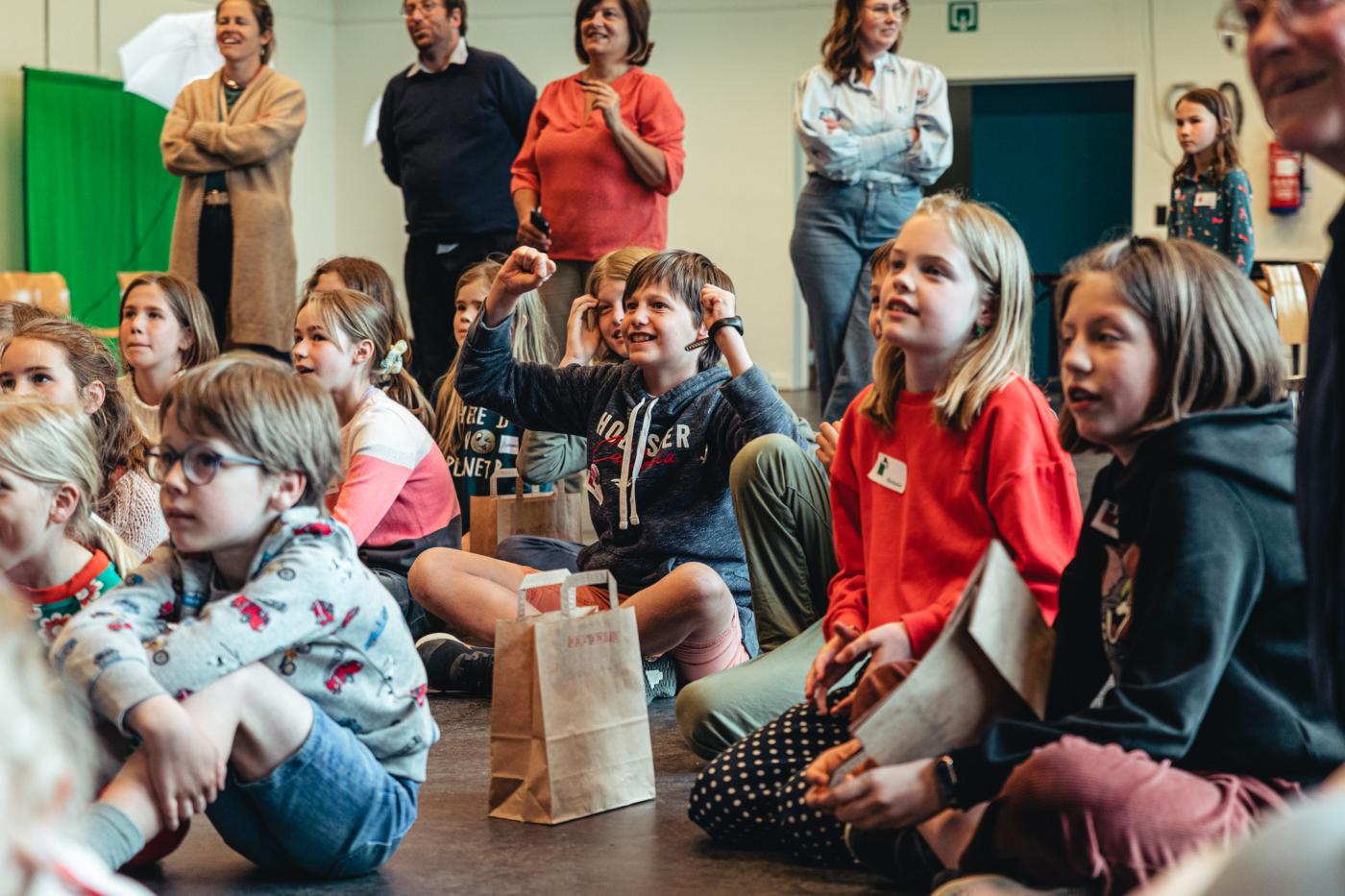 een groepje juichende kinderen van de leesjury