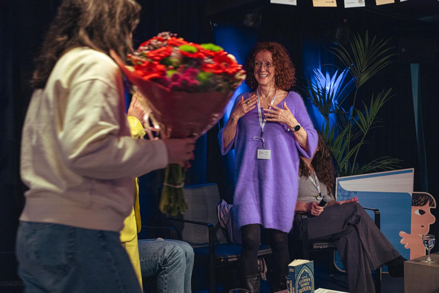 Els Beerten krijgt bloemen op het slotfeest