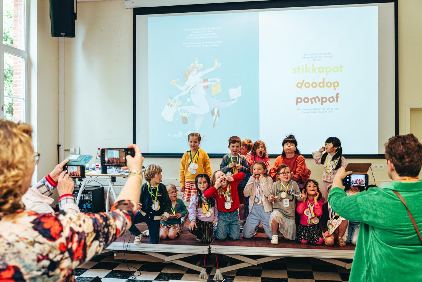 een groepje van de Leesjury gaat op de foto tijdens het slotfeest in Schilde