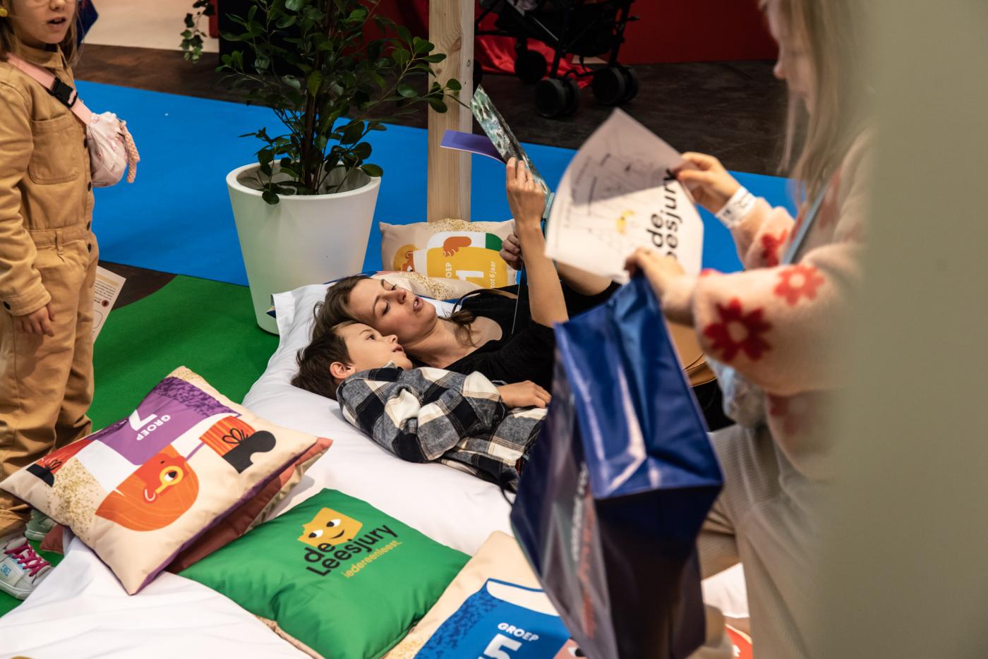 boeken lezen op de stand