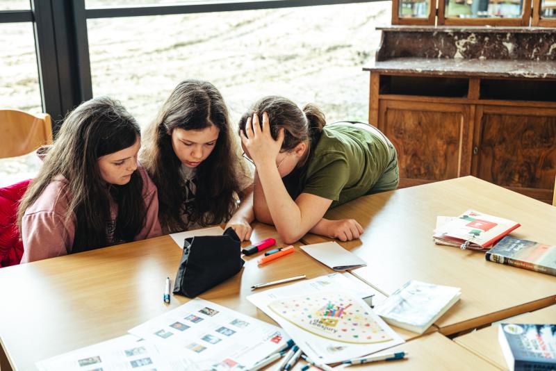 drie juryleden bekijken samen hun notitites