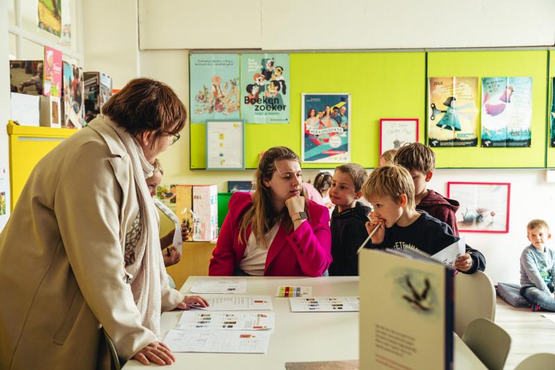 een Leesjury-leesgroep op school vergadert rond de tafel