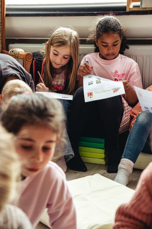 twee juryleden van een Leesjury-groep op school vullen een formulier in