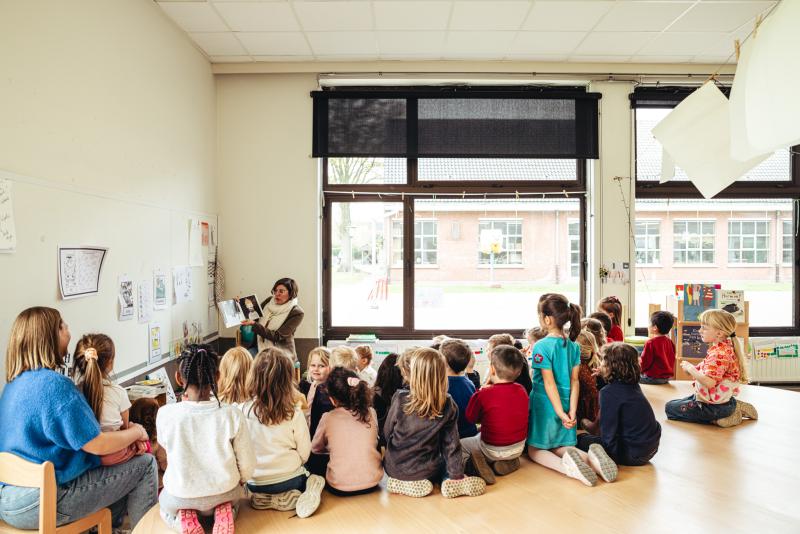 juryleden van een Leesjury-groep op school luisteren naar een boek