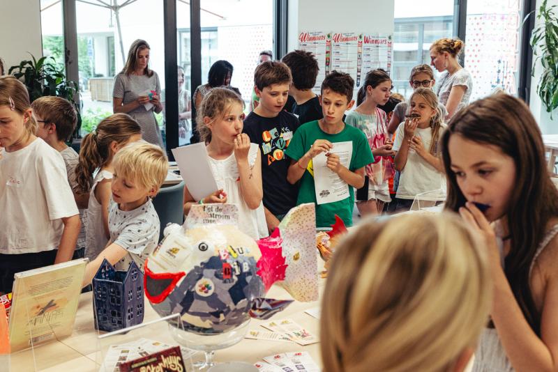 receptie met lekkers op het Leesjury-feest in Oudergem