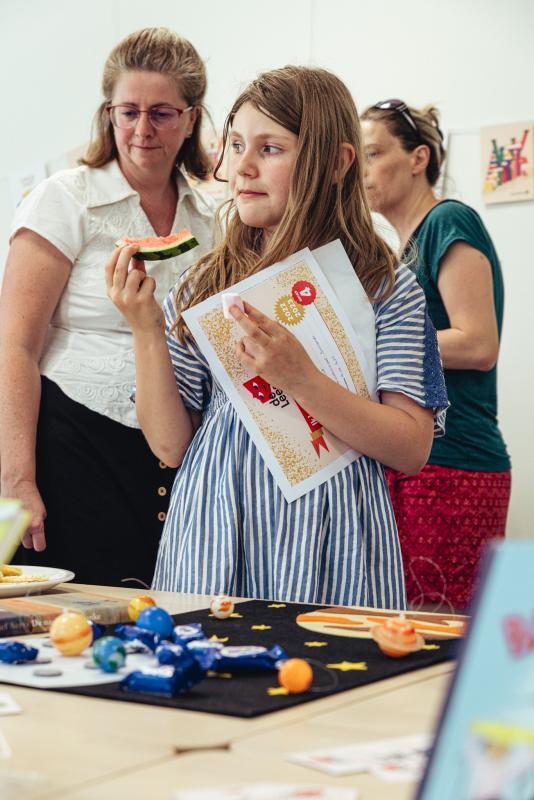 receptie met lekkers op het Leesjury-feest in Oudergem