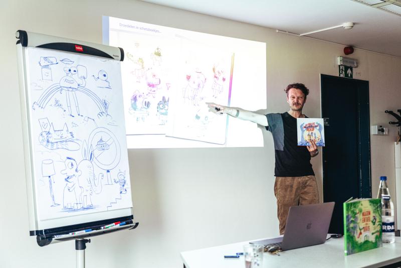 illustrator Melvin geeft een lezing op het Leesjury-feest in Ichtegem