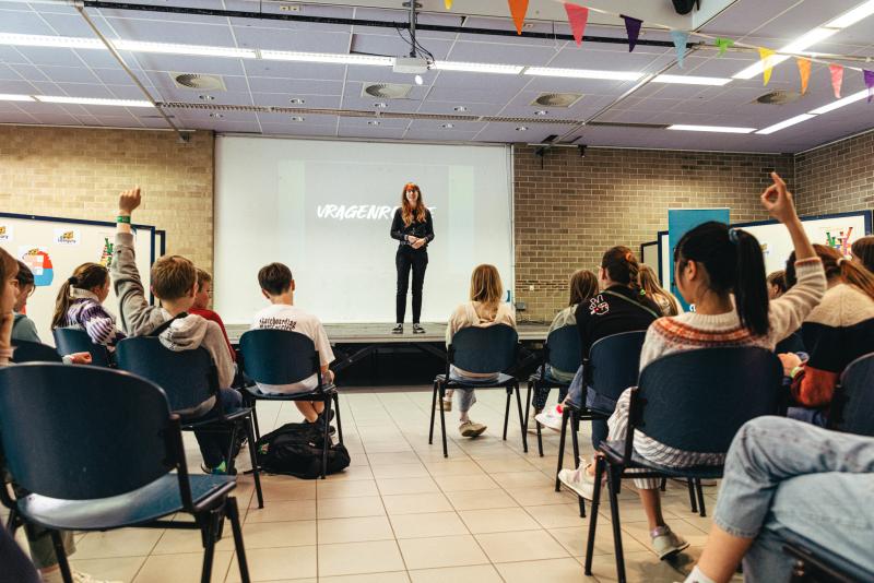 illustrator Leslie Saurus geeft een lezing op het Leesjury-feest in Ichtegem 