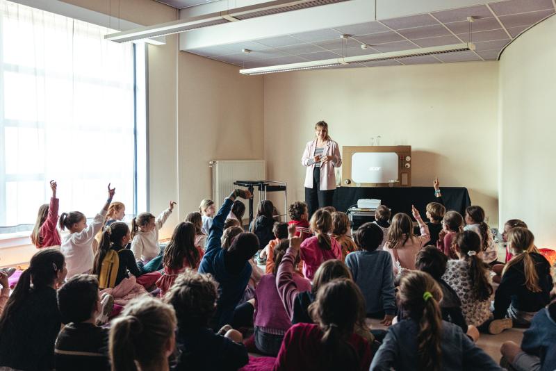 een volle zaal voor auteur Ruth Verstreaten op het Leesjury-feest in Ichtegem