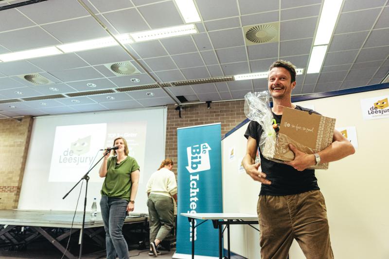 illustrator Melvin in de bloemetjes op het Leesjury-feest in Ichtegem