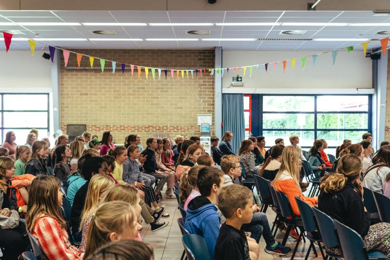 een volle zaal op het Leesjury-feest in Ichtegem