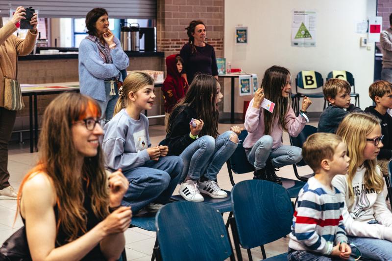 illustrator Leslie Saurus op het Leesjury-feest in Ichtegem