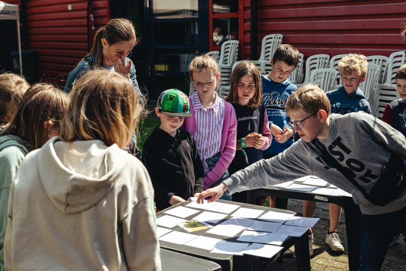 juryleden zijn druk in de weer op het Leesjury-feest in Ichtegem