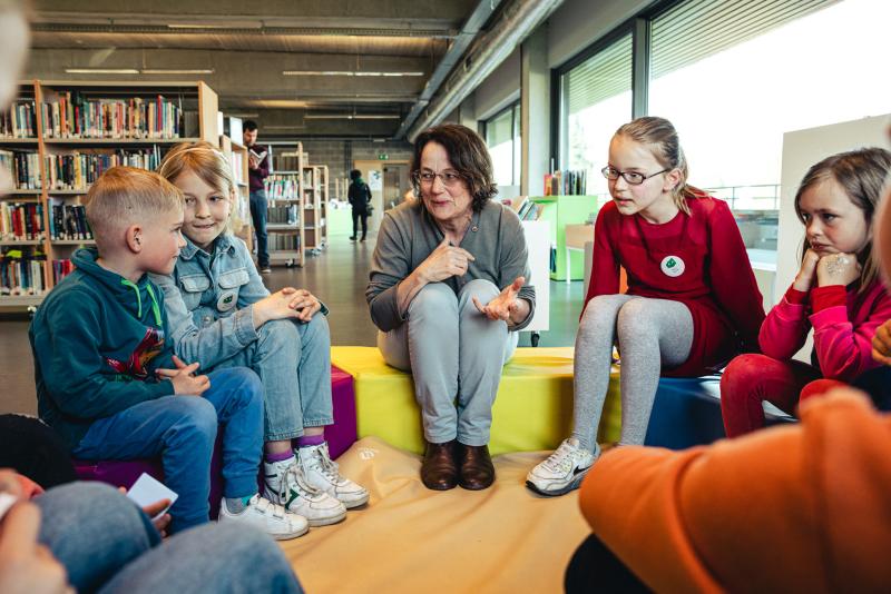 auteur karla stoef in gesprek met de juryleden