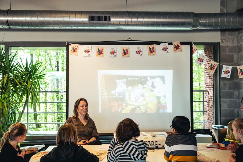 auteurs kim crabbeels geeft een workshop aan de juryleden