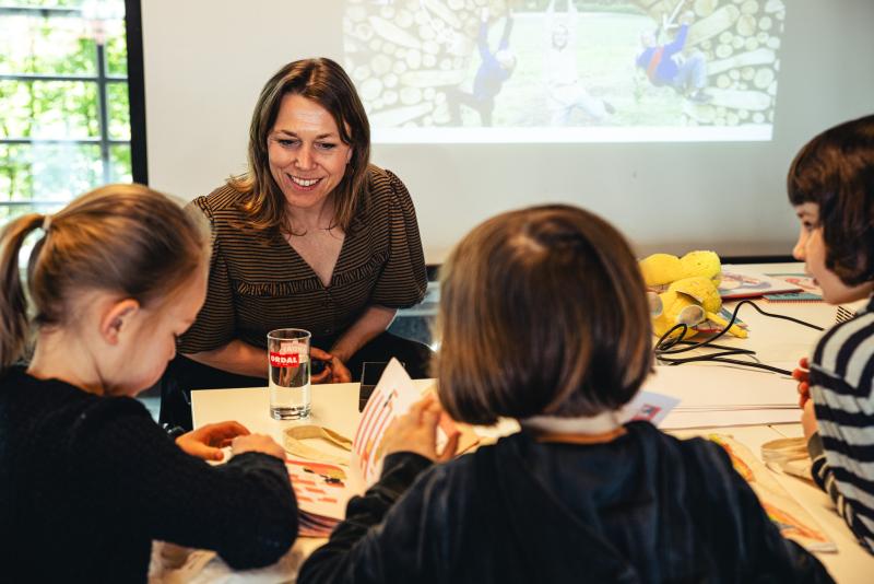 auteurs kim crabbeels geeft een workshop aan de juryleden