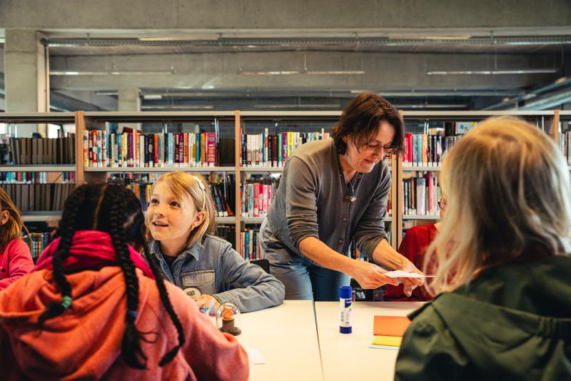 auteur karla stoefs geeft een workshop aan de juryleden