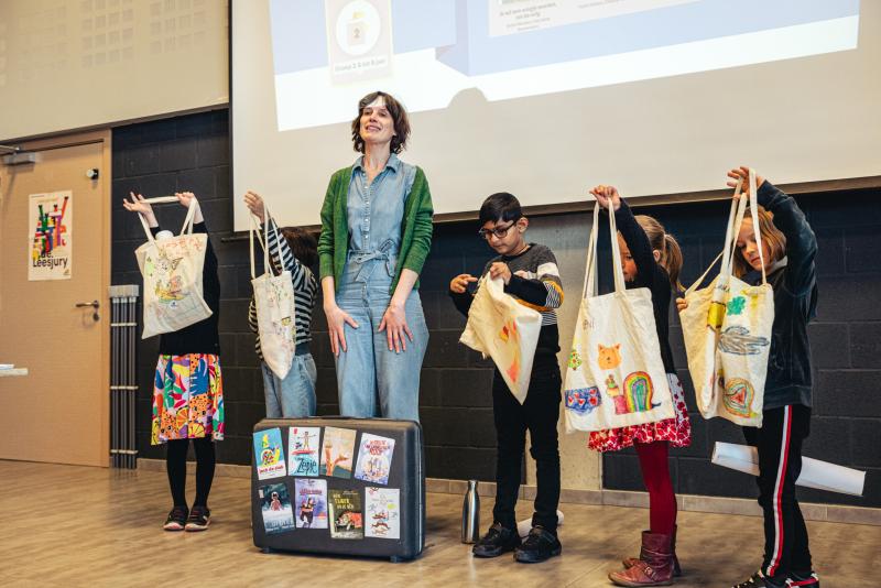 een leesjury-groepje op het podium