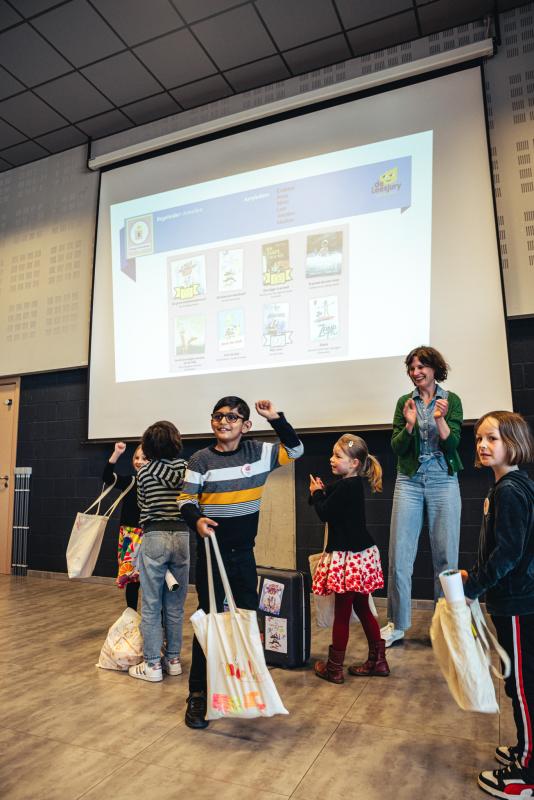 blije juryleden bij de bekendmaking van de winnaars