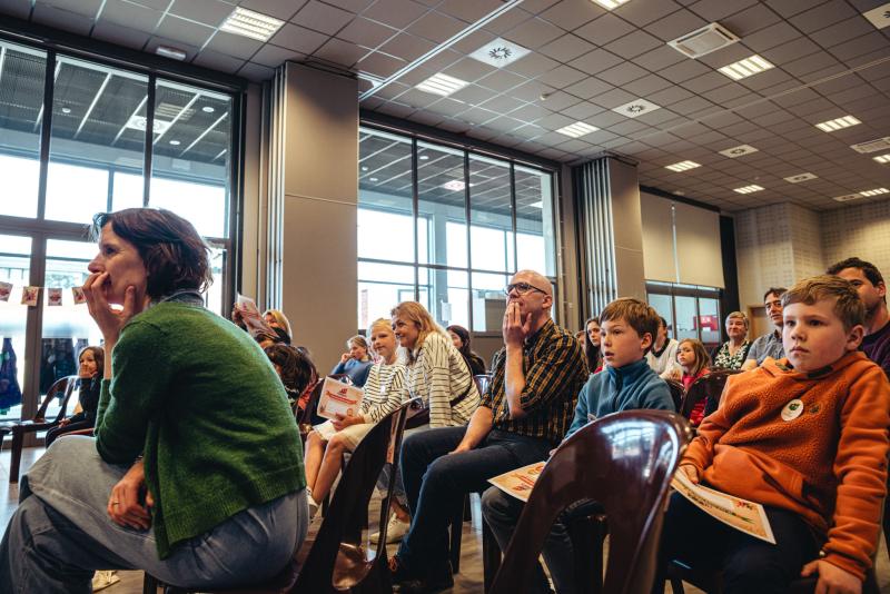 een volle zaal op het leesjury-feest