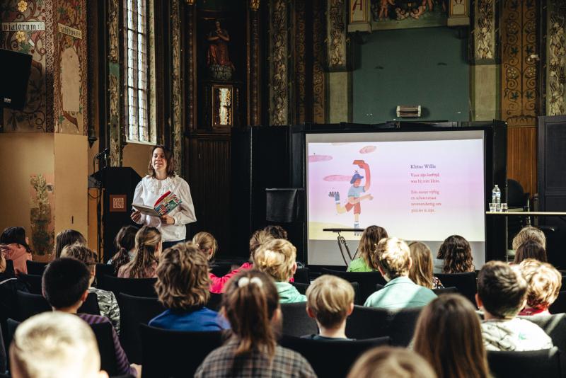 Yelena Schmitz geeft een lezing op het Leesjury-feest in Lier