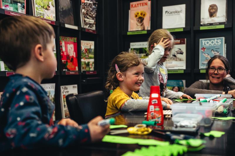 een knutselworkshop met kinderen tijdens het Leesjury-feest in Lier