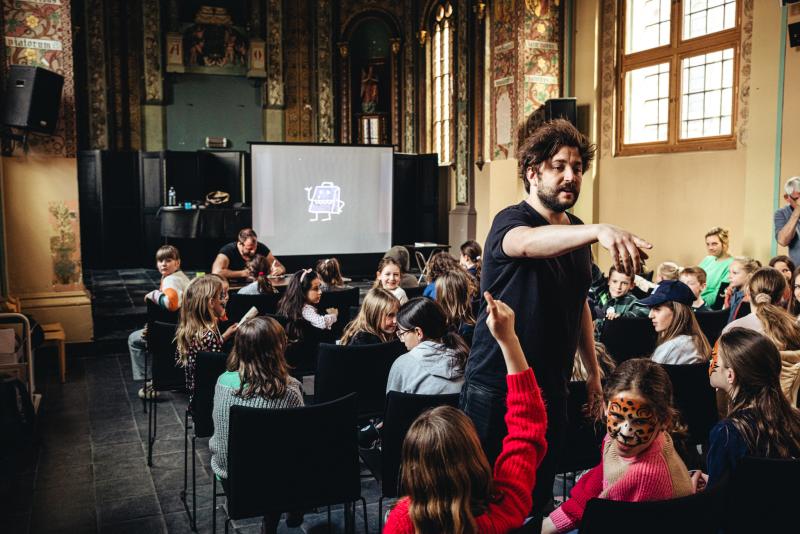 actie tijdens de slotshow op het Leesjury-feest in Lier