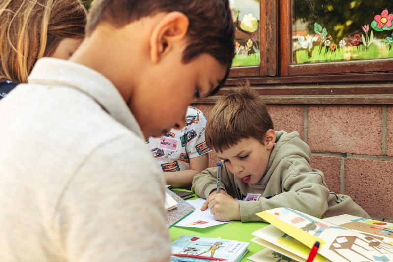 kinderen druk in de weer op het Leesjury-feest in Holsbeek