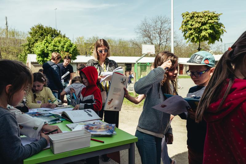 kinderen druk in de weer op het Leesjury-feest in Holsbeek