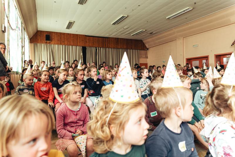 een volle zaal op het Leesjury-feest in Holsbeek