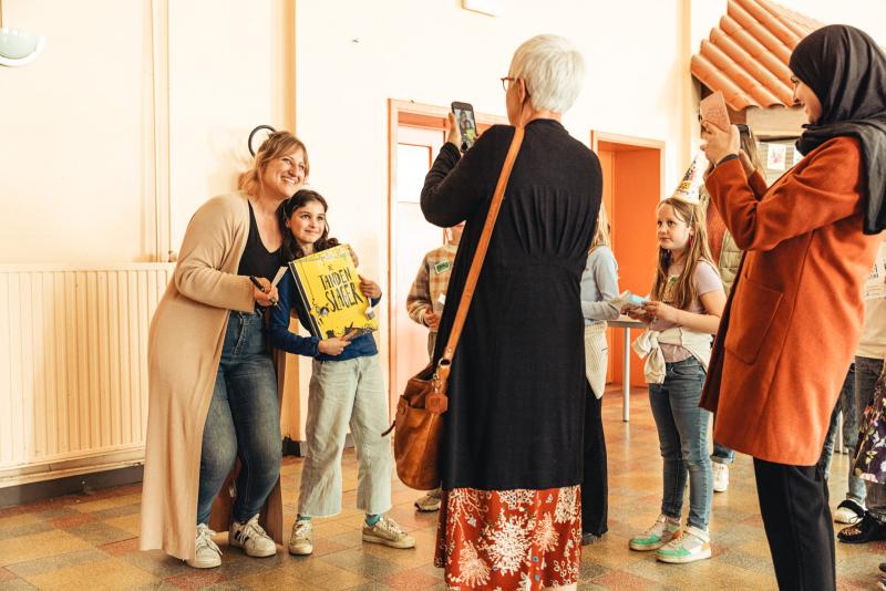 een jurylid van de Leesjury gaat op de foto met een auteur