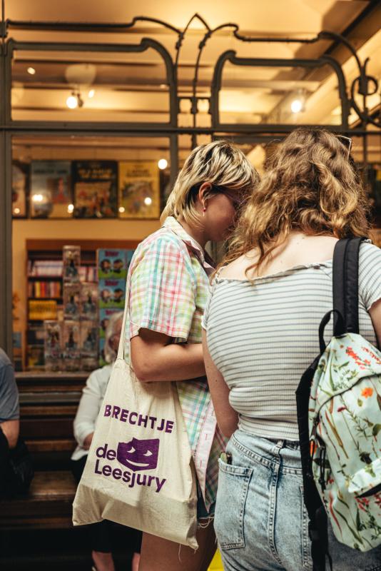 juryleden onder elkaar tijdens het Leesjury-feest