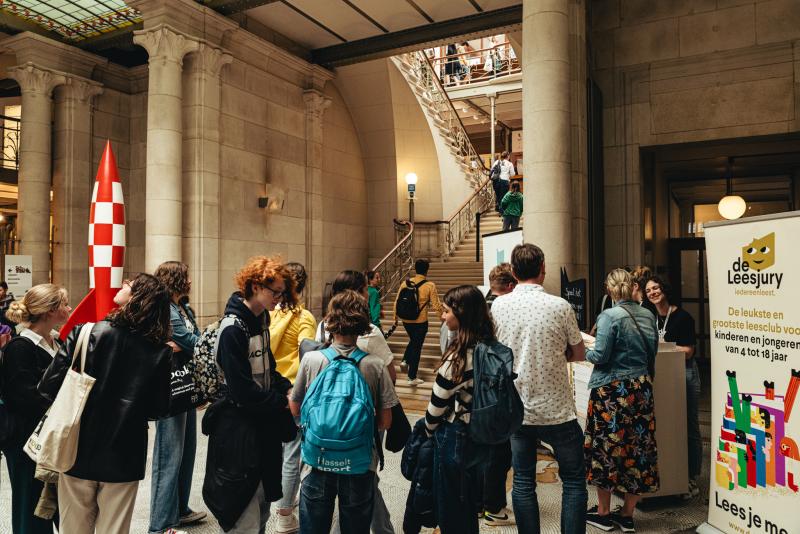 juryleden onder elkaar tijdens het Leesjury-feest