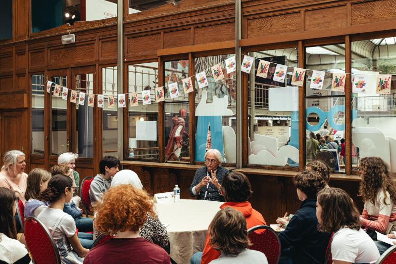 auteur Marc de Bel praat met de juryleden van de Leesjury