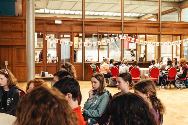 groepjes juryleden praten met auteurs